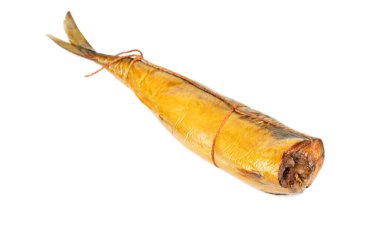 Tütsülenmiş uskumru balığı leşi. Kafası beyaz arka planda izole edilmiş.