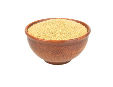 Beyaz arka planda izole edilmiş beyaz kinoa tohumlarıyla seramik kase