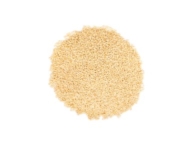 Beyaz arkaplanda kinoa tohumları yığını, üst görünüm