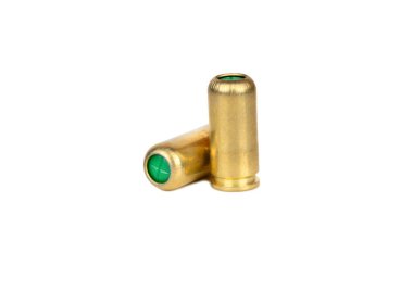 Beyaz zemin üzerinde izole edilmiş iki yeni 9mm boş fişek.