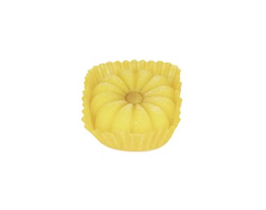 Beyaz arka planda kağıt ambalajda pirinç unundan yapılmış kek.