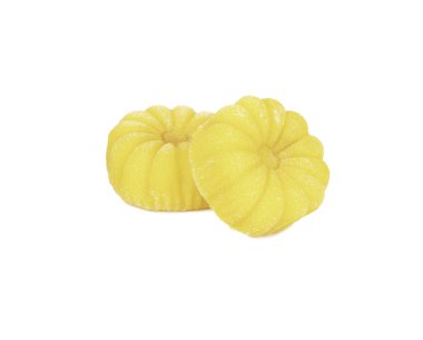 Beyaz arka planda un çiçeği şeklinde iki kek.