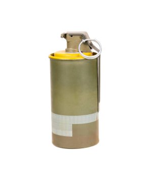 Beyaz arka planda ordu sis bombası izole edildi.