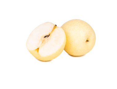 İki olgun Nashi armudu, bir bütün ve bir kesik, temiz beyaz arka planda sergileniyor. Görüntü, pürüzsüz, soluk sarı derilerini ve sulu dokularını ön plana çıkarıyor. Bu da sağlıklı beslenme, taze üretim ve ekzoti ile ilgili kavramları için ideal kılıyor.