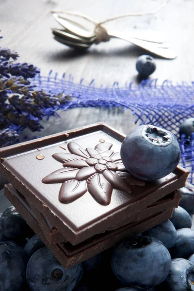 Mirtilli Cioccolato Con Lavanda Cucchiaio Tavola Legno — Foto Stock