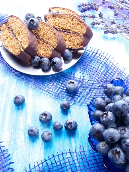 蓝莓和巧克力 薰衣草和勺子在木板上 — 图库照片