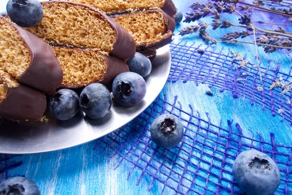 蓝莓和巧克力 薰衣草和勺子在木板上 — 图库照片
