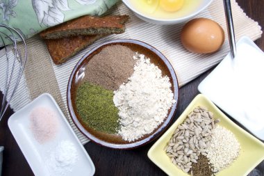 Hazırlık için taze malzemeler düşük karbonhidratlı sağlıklı ekmek kabak, keten ve susam unundan.