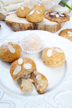 Lezzetli ev yapımı bademli kurabiyeler.