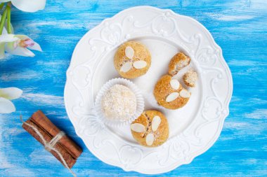 Lezzetli ev yapımı bademli kurabiyeler.