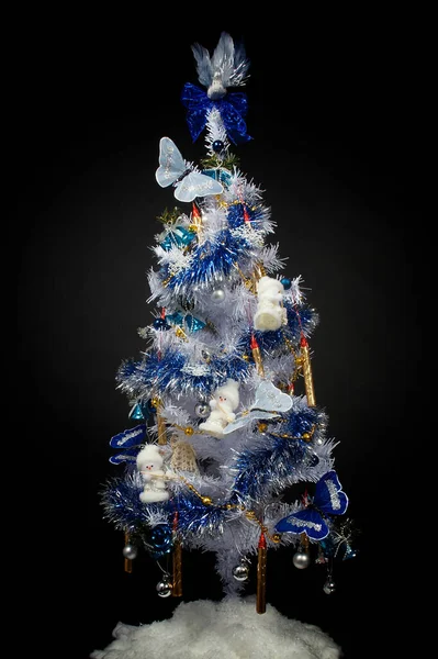 Weihnachtsbaum Mit Blaulicht Und Lichtern Schwarzer Hintergrund — Stockfoto