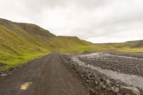 アイスランドへの旅行 道路と壮大なアイスランドの風景 — ストック写真