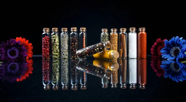 Kryddor Glas Svart Bakgrund — Stockfoto