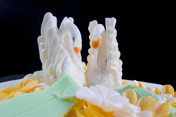 Tatlı Kuğular Üzerinde Düğün Pastası — Stok fotoğraf