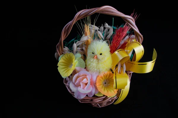 Traditional Easter Holiday Basket Little Chicken Flowers — Stock Photo, Image
