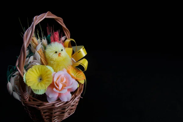Tradycyjny Koszyk Wielkanocny Małym Kurczakiem Kwiatami — Zdjęcie stockowe