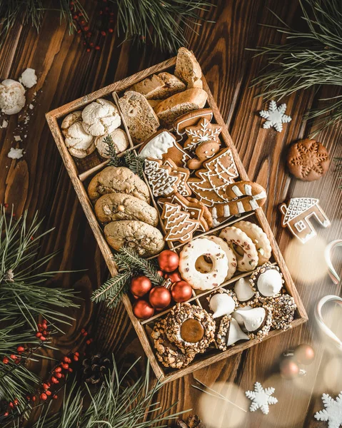 Χριστουγεννιάτικα Μπισκότα Κουτί Δώρου Σκούρο Φόντο Υψηλής Ποιότητας Φωτογραφία Royalty Free Εικόνες Αρχείου
