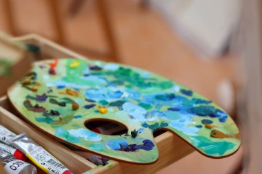 Ahşap bir arka planda renkli bir seramik tabağın yakın plan çekimi.