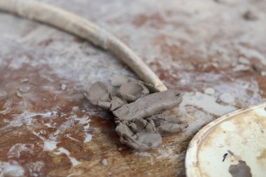 Atölyedeki paslı metal boru.