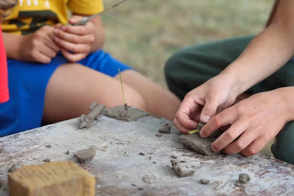 Çocuklar kille oynuyor.
