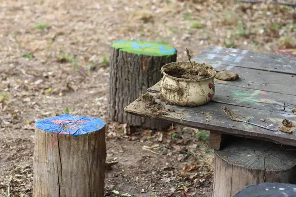 Metal saplı eski ahşap masa