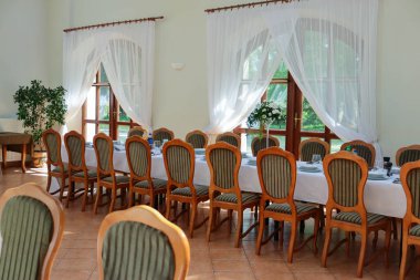 Modern bir kafe.