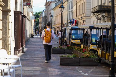 Şehrin merkezindeki caddede. Krakow Polonyalıları, Krakow 'daki eski kasabanın sokaklarında. 