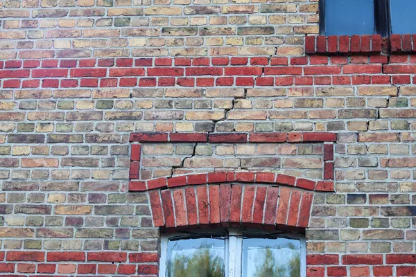 Duvardaki eski kırmızı pencere