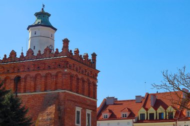 Sandomierz 'deki eski kasaba meydanındaki tarihi belediye binası. Polonya.