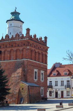 Duvarda saat kulesi olan tuğla bir kule..