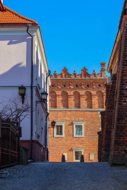 Sandomierz 'in eski kasabasındaki caddenin manzarası. Polonya.