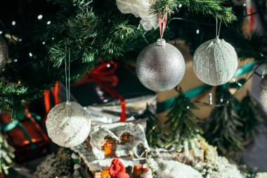 Noel süslemeleri. Ağaç dalları, Noel süslemeleri.