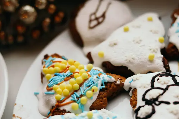 Zencefilli kurabiye ve süslemeli Noel ağacı