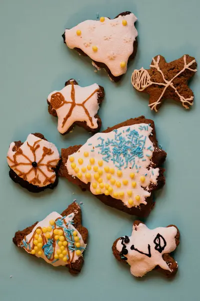 Mavi arka planda zencefilli kurabiye. en üstteki görünüm.