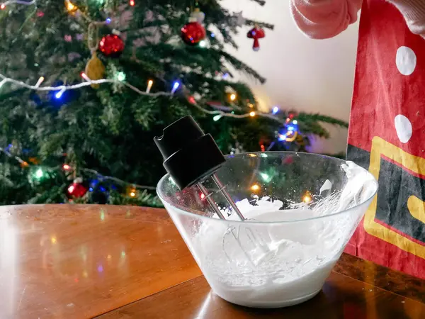 Bir kadının elleri adım adım Noel ağaçlarıyla Noel kurabiyeleri yapıyor. Noel kurabiyesi pişirmek için şekerli kek yapmak için malzemeleri karıştırıyorum. Adım adım. Noel kurabiyesi pişirmek için şekerli kek yapmak için malzemeleri karıştırıyorum..