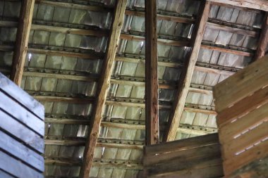 Köyün eski ahşap çatısı.