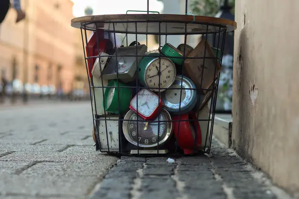 Çalar saat felsefesi, zamanın simgesi, bizim koruduğumuz zaman.