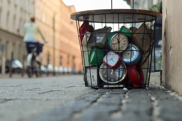 Çalar saat felsefesi, zamanın simgesi, bizim koruduğumuz zaman.