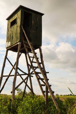 Çimlerin üzerinde ahşap kule