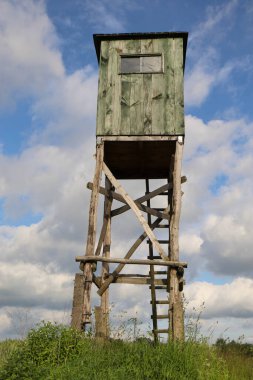 Letonya 'nın kırsalında terk edilmiş eski ahşap kule