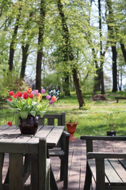 Sandalyeli bahçe masası