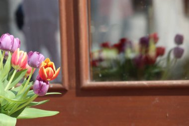 Pencere kenarındaki cam vazoda güzel bahar çiçekleri