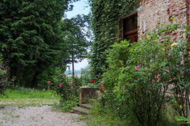 Köyde bina terk edilmiş