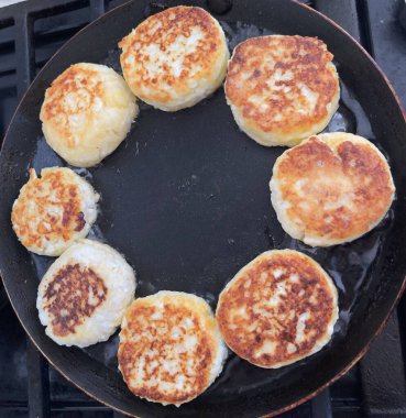 Yemek pişirmek, süzme peynir, cheesecake hazırlamak, tavada kızartılmış tatlı peynirli kekler.