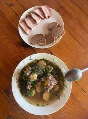 Haşhaş, ilk yemek, sıvı yemek, etli, patatesli ve dereotlu çorba, dilimlenmiş ciğer ezmesi ve pastırmalı et ve domuz yağı.