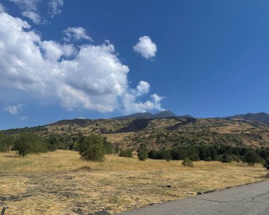Mavi gökyüzü volkanı Etna dağı, manzara, gökyüzü, dağlar, doğa, orman, ağaçlar, tepe, bulutlar, lav, turizm İtalya