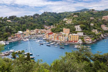 Portofino, Liguria, İtalya - 27 Mayıs 2024: Renkli evleri, villaları, yatları ve tekneleri olan güzel Portofino Koyu.