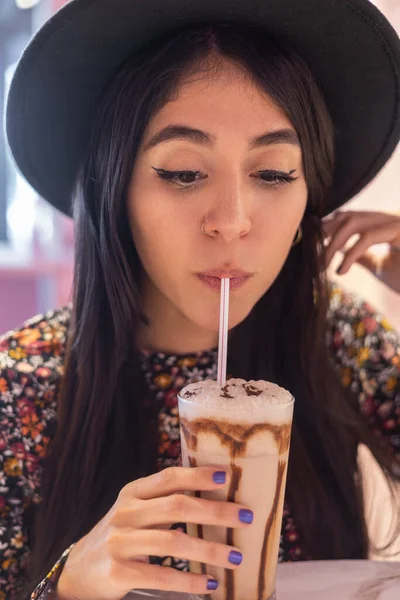 Bebida Com Sorvete Uma Jovem Latina Com Chapéu Cabelo Comprido — Fotografia de Stock