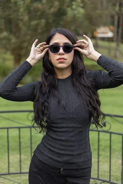 Model Lifestyle Sonnenbrille Und Schwarzer Kleidung Natürliche Schönheit Und Mode — Stockfoto