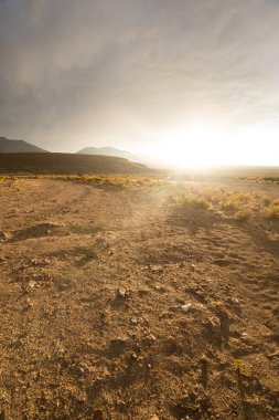 Doğal varış yerinin güneşli bir gününde manzara, kayalar, dağlar ve bulutlu gökyüzü, doğanın doğal durumu, duvar kağıtları.